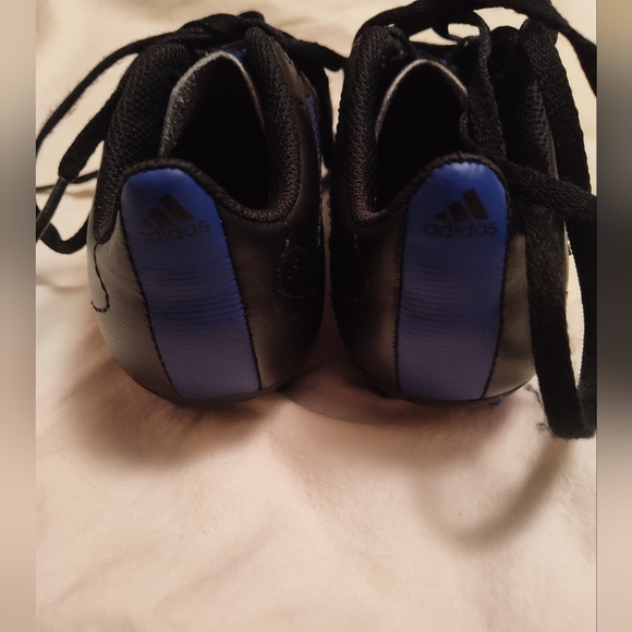 Girls Adidas black and blue soccer cleats - Picture 4 of 7